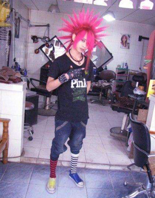 <b>春运里的另类风景线:镜头下杀马特</b>