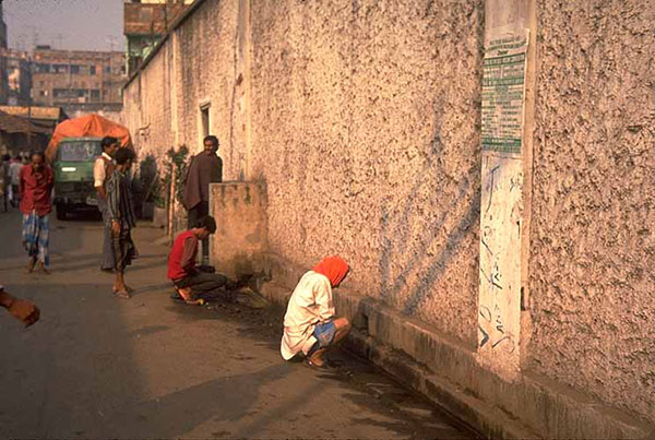 为鼓励民众上公厕大小便,官员厕所外发钱