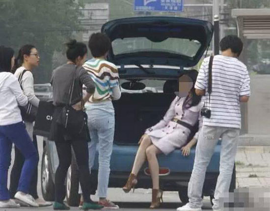 爆笑:前方女司机出没,众生多小心