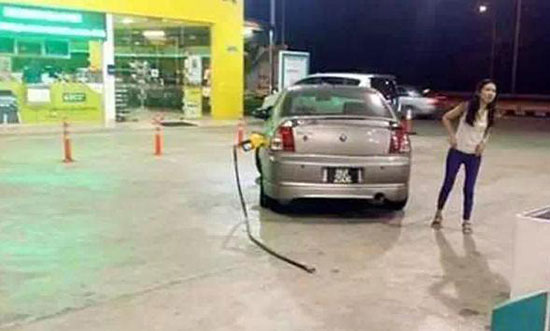 爆笑:前方女司机出没,众生多小心